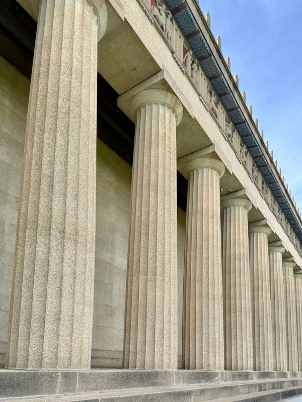 Police investigate possible road-rage shooting on Nashville’s West End Avenue, focusing on suspect vehicle and witness accounts