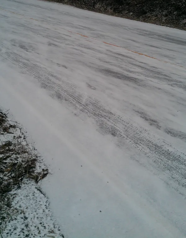 Icy Road Hazards and State of Emergency: Nashville Commuters Urged to Avoid Travel